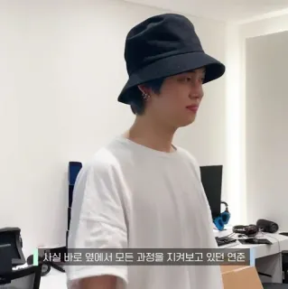 🍙 사실 바로 옆에서 모든 과정을 지켜보고 있던 연준 whatsapp sticker