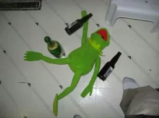 🍷 Kermit the Frog kermit, rana, ubriaco, alcol, festa, burattino telegram sticker
