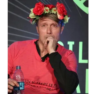 🤔 Mads Mikkelsen Implied 俳優, 花冠, 赤いシャツ, 水筒, ポートレート telegram sticker