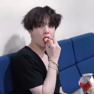 🧩 Suga 韩流, 防弹少年团, Suga, 闵玧其, 吃东西, 偶像 telegram sticker