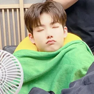 😶 garçon, dormir, mignon, repos, oreiller, portrait whatsapp sticker