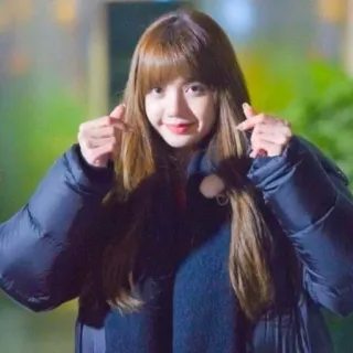 🐬 Lisa kpop, chanteuse, geste coeur, femme, blackpink, asiatique telegram sticker