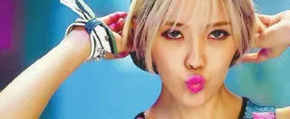 🌝 femme, cheveux blonds, rouge à lèvres rose, coréen telegram sticker