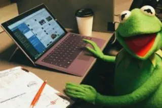 🐸 Kermit Kermit la rana, Muppets, ufficio, lavoro, rana, scrivania, laptop telegram sticker