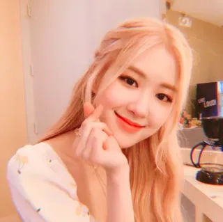 🥞 Frau, blonde Haare, lächelnd, Rose, K-Pop, Sängerin telegram sticker