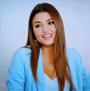 😂 Hande Erçel wanita, aktris, selebriti, senyum, potret telegram sticker
