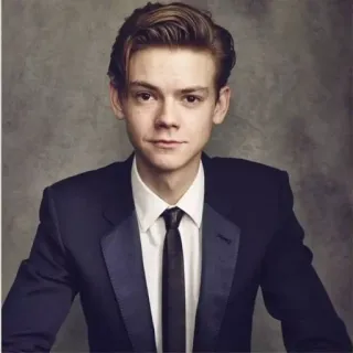 👤 Thomas Brodie-Sangster acteur, portrait, célébrité, homme, costume telegram sticker