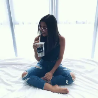 🍹 Slush femme, jeans, boisson, slush, personne, assis telegram sticker
