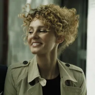 😅 femme, cheveux bouclés, trench-coat, portrait, sourire telegram sticker