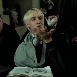 🐍 Draco Malfoy Harry Potter Draco Malfoy, Harry Potter, mago, magia, Slytherin, Tom Felton, escuela, estudiante whatsapp sticker