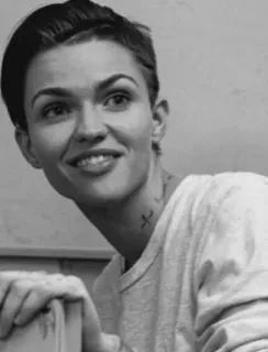 😏 Ruby Rose actriz, celebridad, retrato, blanco y negro whatsapp sticker