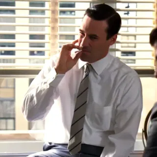 🚬 Don Draper Mad Men homme, cigarette, fumer, bureau, costume, cravate, fenêtre, télévision telegram sticker