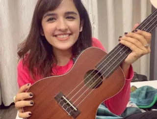 🎻 woman, ukulele, smiling, happy, musical instrument, portrait telegram sticker