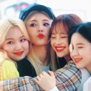 🥺 wanita, teman, grup, tersenyum, bahagia, imut, kpop, asia telegram sticker