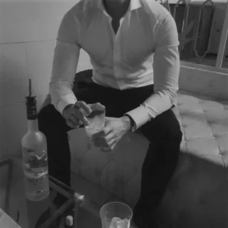 🕳 mężczyzna, butelka, alkohol, Grey Goose, napój telegram sticker