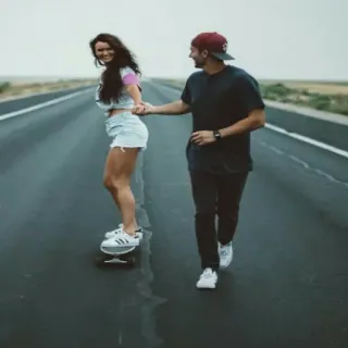 🚶 couple, skate, route, amour, relation, romance, voyage, style de vie telegram sticker