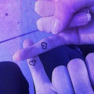 💜 Fingerherz, Hand, Herz, Liebe, Tattoo, Finger, Geste telegram sticker
