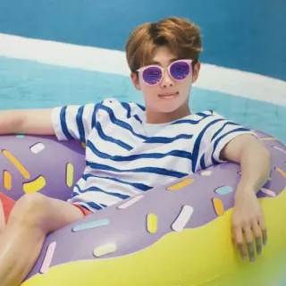 😎 persona, gafas de sol, piscina, flotador donut, verano, recreación, relajación telegram sticker