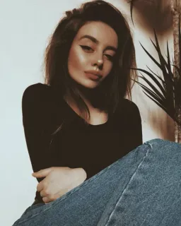 🥀 mujer, retrato, moda, vaqueros, pelo largo, chica telegram sticker
