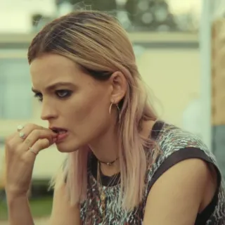 🌸 Maeve Wiley Sex Education mujer, programa de tv, rubia, retrato, expresión, serio telegram sticker