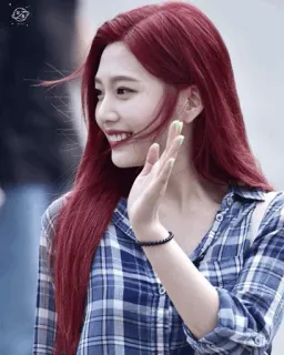 🥂 wanita, potret, rambut merah, orang, tersenyum, K-pop telegram sticker