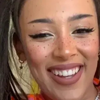 🐚 Doja Cat doja cat, chanteuse, célébrité, femme, artiste, maquillage telegram sticker