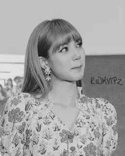 ☠ KWDMNPZ vrouw, portret, bloemen, oorbellen, zwart wit, persoon telegram sticker