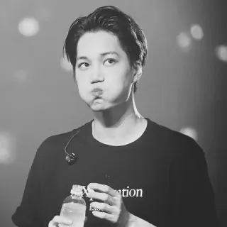 🗝 ation คน, ผู้ชาย, ขวดน้ำ, kpop, นักร้อง, ทำปากจู๋ telegram sticker