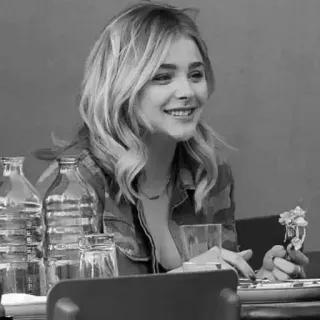 🤍 Chloe Grace Moretz attrice, donna, ritratto, celebrità, bianco e nero telegram sticker