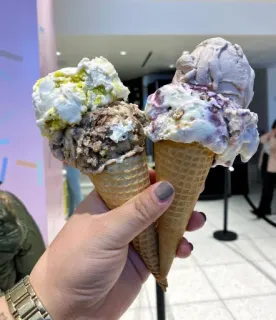 🍦 Eis, Dessert, Essen, Waffel, Süß, Lecker, Hand whatsapp sticker