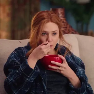 ☕️ Wanda Maximoff WandaVision Wanda Maximoff, Feiticeira Escarlate, WandaVision, Elizabeth Olsen, comendo, tigela vermelha telegram sticker