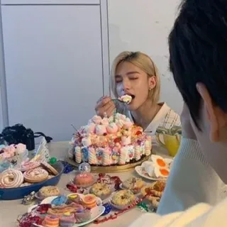 💫 nourriture, gâteau, bonbons, personne, manger, dessert, pâtisseries telegram sticker
