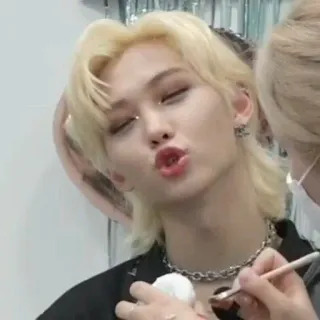 😙 Felix kpop, idol, makijaż, blondynka, piosenkarz telegram sticker