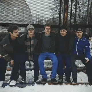🧇 grupo de homens, inverno, neve, cerca, ao ar livre, amizade telegram sticker