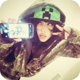 🤳 selfie, cô gái, creeper, minecraft, mũ, ngụy trang, lưỡi, dấu hiệu hòa bình telegram sticker