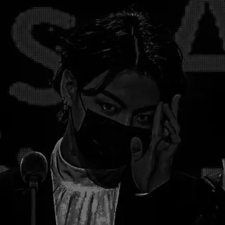 ▪️ k-pop, 歌手, フェイスマスク, アジア人, 白黒, 手のジェスチャー whatsapp sticker