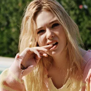 😡 Elle Fanning Porträt, blond, Schauspielerin, Elle Fanning, Person, Promi whatsapp sticker