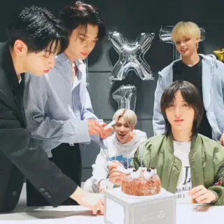📖 kpop, uomini, gruppo, torta, compleanno, festa telegram sticker