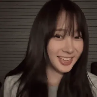 🫧 여자, 미소, 초상화, 사람, 갈색머리, 앞머리 telegram sticker