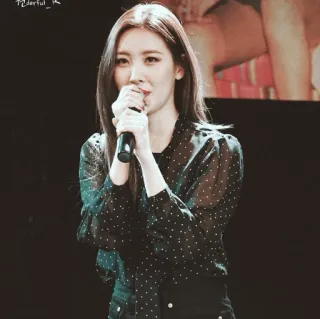 🕊 mujer, micrófono, cantante, concierto telegram sticker