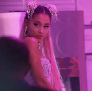 🤔 Ariana Grande piosenkarz, gwiazda pop, celebryta, artysta, muzyka, kolczyki, portret telegram sticker