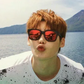 😘 uomo, occhiali da sole, ritratto, all'aperto, bacio telegram sticker