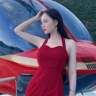 🥰 mujer, vestido rojo, helicóptero, belleza, moda, exterior whatsapp sticker