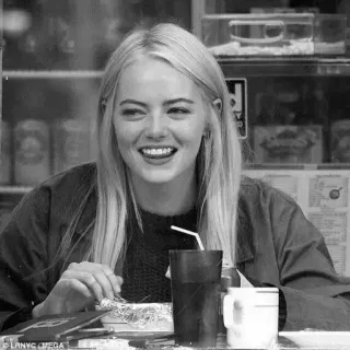 🤍 Emma Stone persona, attrice, celebrità, donna, bianco e nero telegram sticker