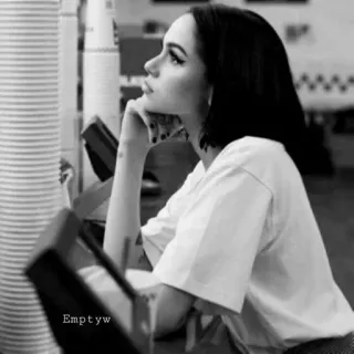 🥀 Emptyw женщина, портрет, черно-белое, задумчивая, эмо telegram sticker