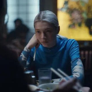 🧬 Jules Vaughn Euphoria traurig, melancholisch, schwermütig, nachdenklich, Restaurant, Euphoria, Jules Vaughn, Hunter Schafer whatsapp sticker