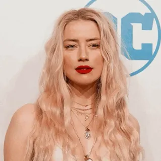 🐬 Amber Heard นักแสดง, ผมบลอนด์, ภาพเหมือน, คนดัง, ผู้หญิง, ลิปสติกสีแดง telegram sticker