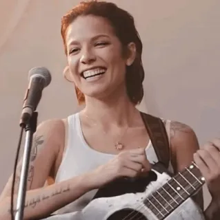 ✨ Halsey muzyk, piosenkarka, gitara, kobieta, uśmiechnięta telegram sticker