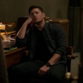 🚚 Dean Winchester Supernatural tele, sobrenatural, dean, winchester, aburrido, sentado whatsapp sticker