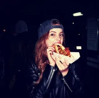🥂 femme, hot-dog, manger, décontracté, nuit, rue, veste, urbain whatsapp sticker
